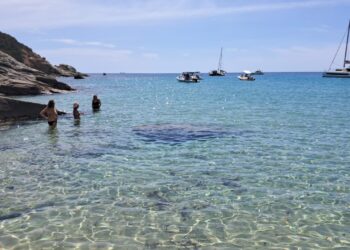 Solanas, venti imbarcazioni a pochi metri dalla riva e nessun controllo: “Si aspetta l’incidente?”