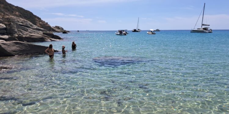 Solanas, venti imbarcazioni a pochi metri dalla riva e nessun controllo: “Si aspetta l’incidente?”