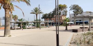 Marina Piccola, il nuovo look di piazza degli Arcipelaghi: la prima estate tra mobilità dolce e arredi urbani (VIDEO)