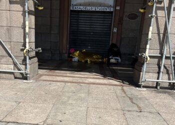 Cagliari, sotto i portici di via Roma regna il degrado: “Condizioni igieniche al limite e pericolo costante, pieno di ubriachi”