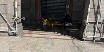 Cagliari, sotto i portici di via Roma regna il degrado: “Condizioni igieniche al limite e pericolo costante, pieno di ubriachi”