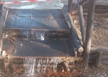 Cagliari, a Monte Urpinu acqua a catinelle da un tubo rotto: strada allagata