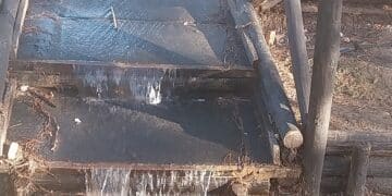 Cagliari, a Monte Urpinu acqua a catinelle da un tubo rotto: strada allagata
