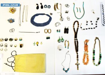 Furto di gioielli in appartamento a Oristano, la polizia recupera l’intera refurtiva: una denuncia