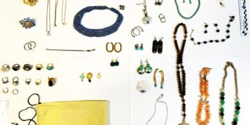 Furto di gioielli in appartamento a Oristano, la polizia recupera l’intera refurtiva: una denuncia