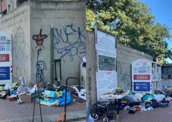 Cagliari, tra sporcizia e rifiuti nelle strade regna il degrado: “Ma è normale vivere così?”