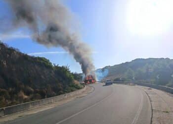 Assalto al portavalori, grave incendio sulla Ss 387: strada chiusa, una pineta in fiamme
