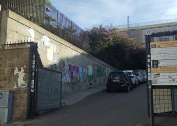 Cagliari, sporcizia e degrado nei parcheggi di via Trentino vicino alla Casa dello Studente: l’Università chiude tutto