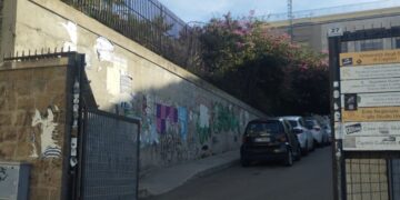 Cagliari, sporcizia e degrado nei parcheggi di via Trentino vicino alla Casa dello Studente: l’Università chiude tutto