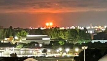 Sarroch, fiamme alte dalle torce del polo industriale visibili anche da Cagliari: il caso finisce in prefettura