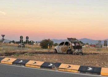 Villasor, auto in fiamme dopo il volo dentro la rotonda: tanto spavento per il conducente del mezzo