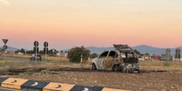 Villasor, auto in fiamme dopo il volo dentro la rotonda: tanto spavento per il conducente del mezzo