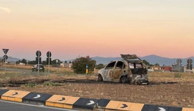 Villasor, auto in fiamme dopo il volo dentro la rotonda: tanto spavento per il conducente del mezzo