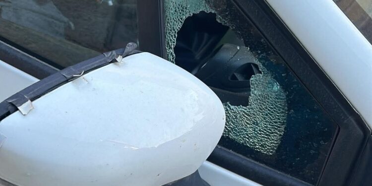 Ancora finestrini infranti a Selargius, cittadini esasperati: e c’è chi propone una ronda