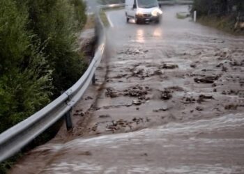 Teulada, acqua e detriti lungo la provinciale: è in corso un violento temporale sul territorio