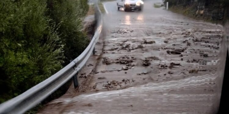 Teulada, acqua e detriti lungo la provinciale: è in corso un violento temporale sul territorio