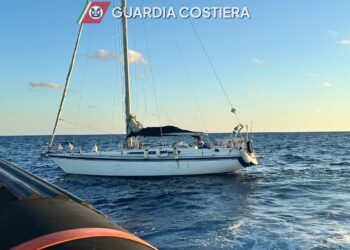 Falla a bordo, 2 velisti in pericolo soccorsi a 30 miglia da Cagliari