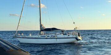 Falla a bordo, 2 velisti in pericolo soccorsi a 30 miglia da Cagliari