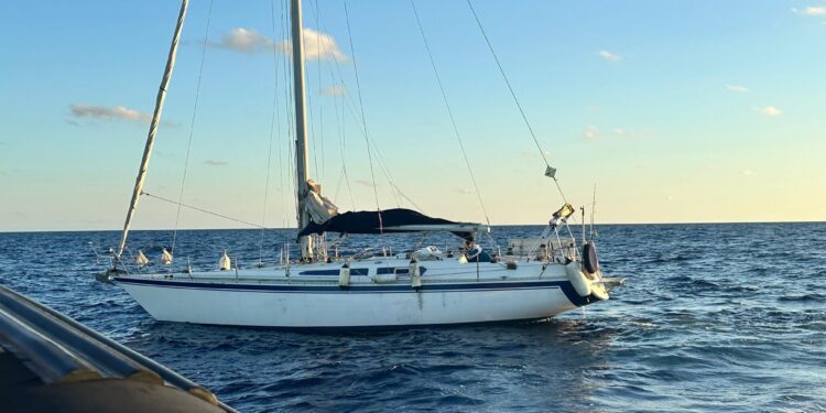 Falla a bordo, 2 velisti in pericolo soccorsi a 30 miglia da Cagliari