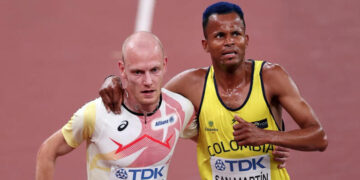 Mondiali di atletica, si ferma prima del traguardo per aiutare un avversario in difficoltà