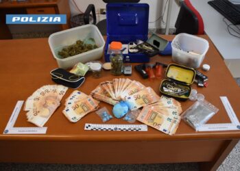 Cocaina, marijuana e 7500 euro nascosti in casa: giovane arrestato a Oristano