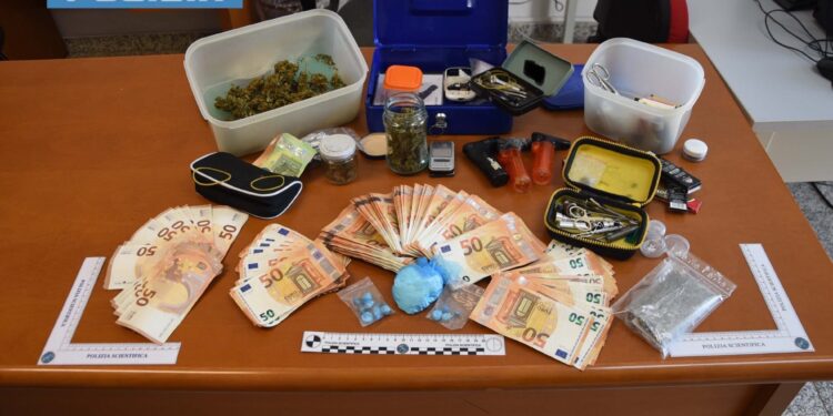 Cocaina, marijuana e 7500 euro nascosti in casa: giovane arrestato a Oristano