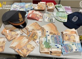 Cagliari, maxi sequestro all’aeroporto: passeggero sardo trasportava 60 mila euro in contanti
