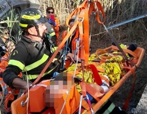 Donori, esce di strada e finisce in una scarpata: salvato dai vigili del fuoco