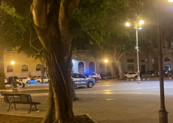 Cagliari, emergenza totale in piazza del Carmine: piano anti criminali, la polizia con le auto al centro della zona pedonale