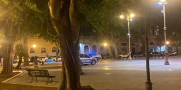 Cagliari, emergenza totale in piazza del Carmine: piano anti criminali, la polizia con le auto al centro della zona pedonale