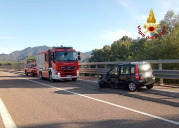 Scontro frontale sulla Ss 125, intervento dei vigili del fuoco di San Vito