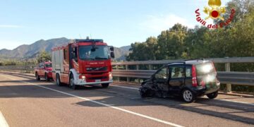 Scontro frontale sulla Ss 125, intervento dei vigili del fuoco di San Vito