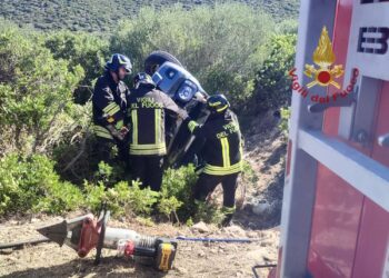 Il fuoristrada vola in una enorme scarpata nella strada delle spiagge: così don Giulio Corongiu è morto a Sant’Antioco