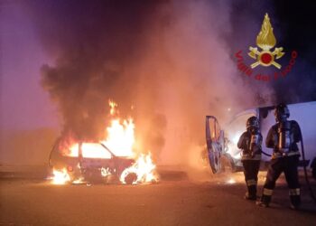 Elmas, in fiamme un’auto e un furgone: intervento dei vigili del fuoco