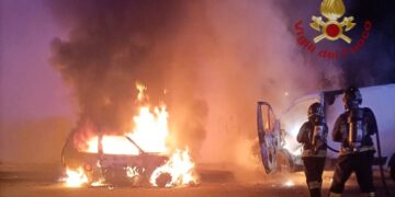 Elmas, in fiamme un’auto e un furgone: intervento dei vigili del fuoco