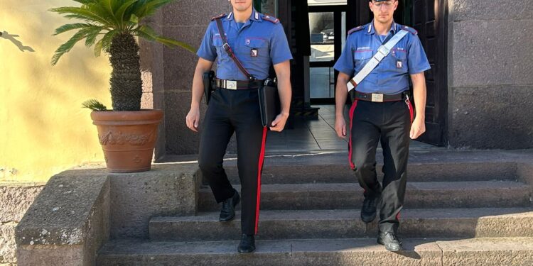 Carbonia, riconosciuti e fermati dai carabinieri mentre tentano di vendere refurtiva a un compro oro
