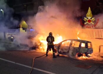 Cagliari, 2 auto in fiamme in via Tiepolo: danneggiata anche una tubazione del gas