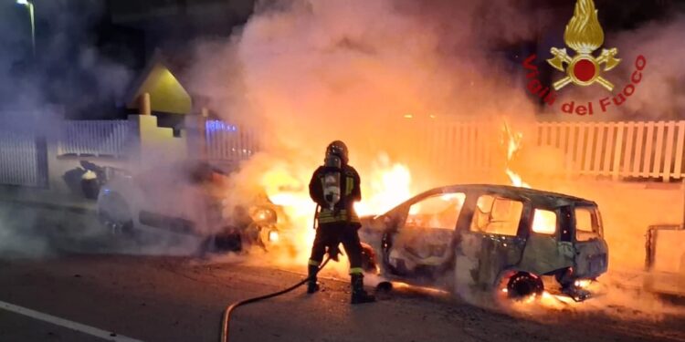 Cagliari, 2 auto in fiamme in via Tiepolo: danneggiata anche una tubazione del gas