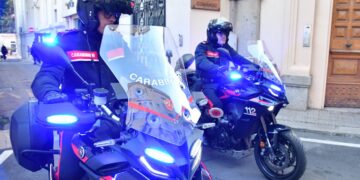 Cagliari, colpisce la moglie con un pugno davanti alla fermata del bus: 35enne arrestato dai carabinieri