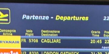 Sardegna, incubo aerei: un’odissea fra ritardi e disagi il rientro da Pisa