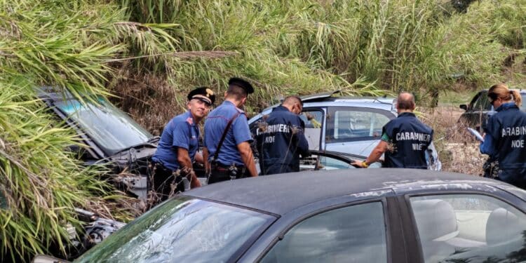 Una discarica illegale di lamiere a San Gavino Monreale, denunciato un 44enne
