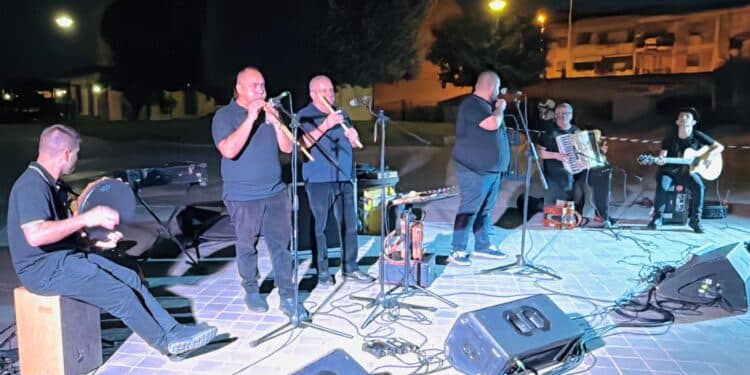 Pirri, la musica folk in chiave moderna richiama centinaia di spettatori