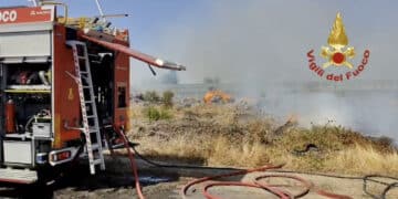 Quartu, grosso incendio sulla provinciale 17: in fiamme vegetazione, cumuli di stoppie e ramaglie (VIDEO)