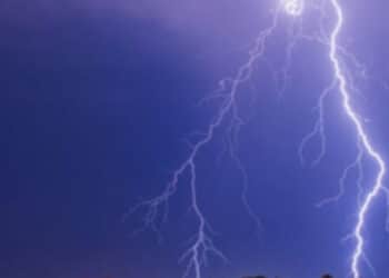 Viene colpito da un fulmine mentre dà il cibo al cane: morto  65enne