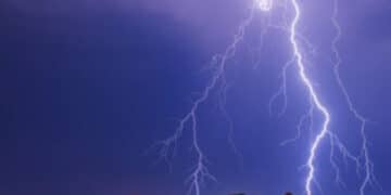 Viene colpito da un fulmine mentre dà il cibo al cane: morto  65enne