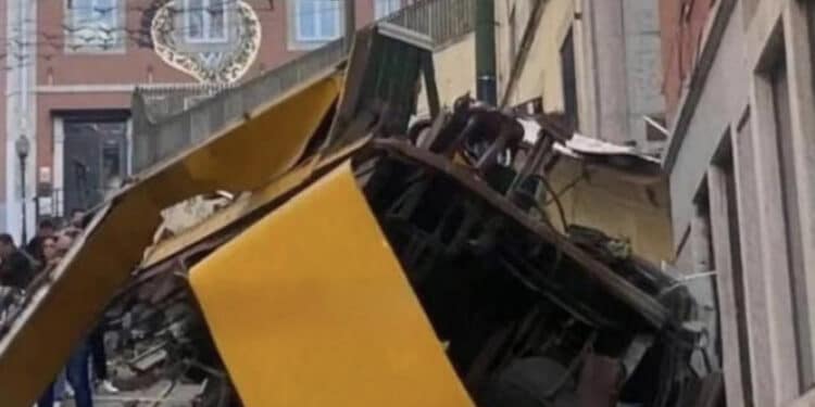 Tragedia a Lisbona, deraglia la funicolare: almeno 3 morti e diversi feriti