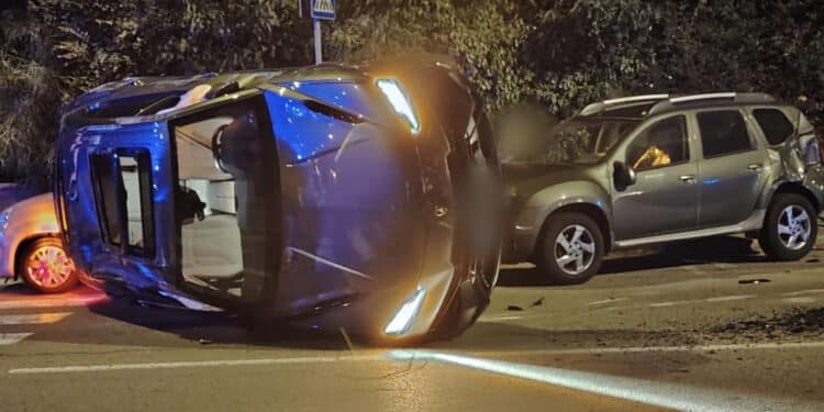 Cagliari, Lamborghini si ribalta in viale Elmas: la giovane alla guida non aveva la patente