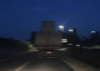 Serramanna, nella statale senza luci e con un carico di balle di fieno sul rimorchio: “L’ho visto all’ultimo momento, per fortuna sono riuscito a frenare”