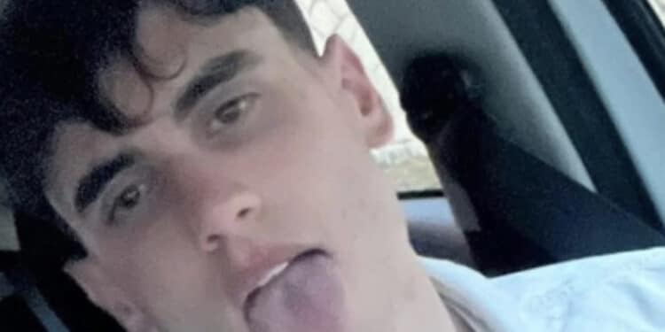 Si schianta con l’auto e resta intrappolato tra le fiamme: muore a 19 anni Francesco Marrocco