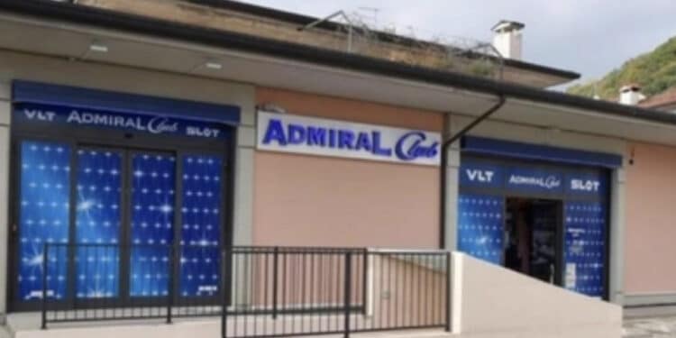 Barista accoltellata dall’ex sul posto di lavoro, la salva una cliente